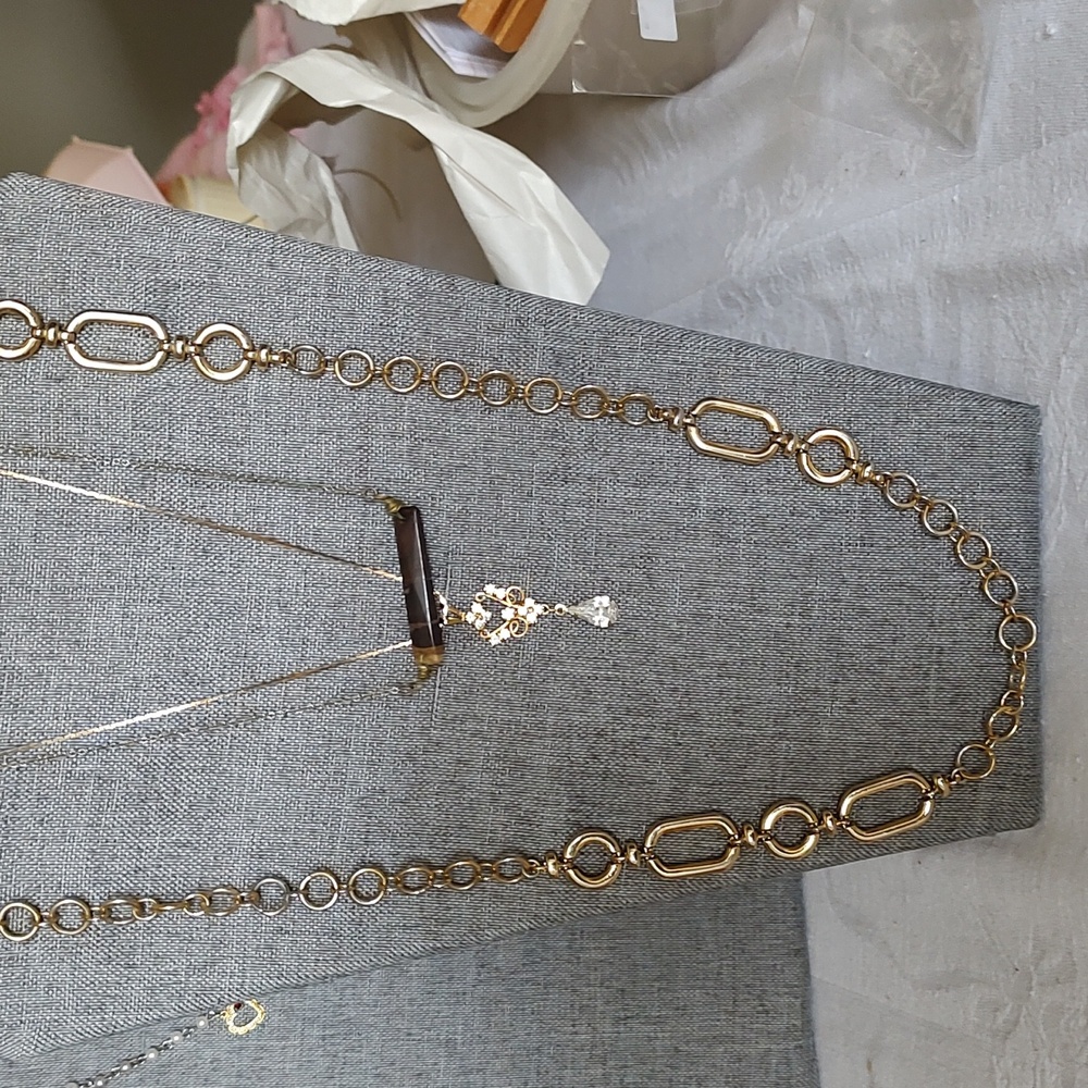 Four pieces of vintage necklaces